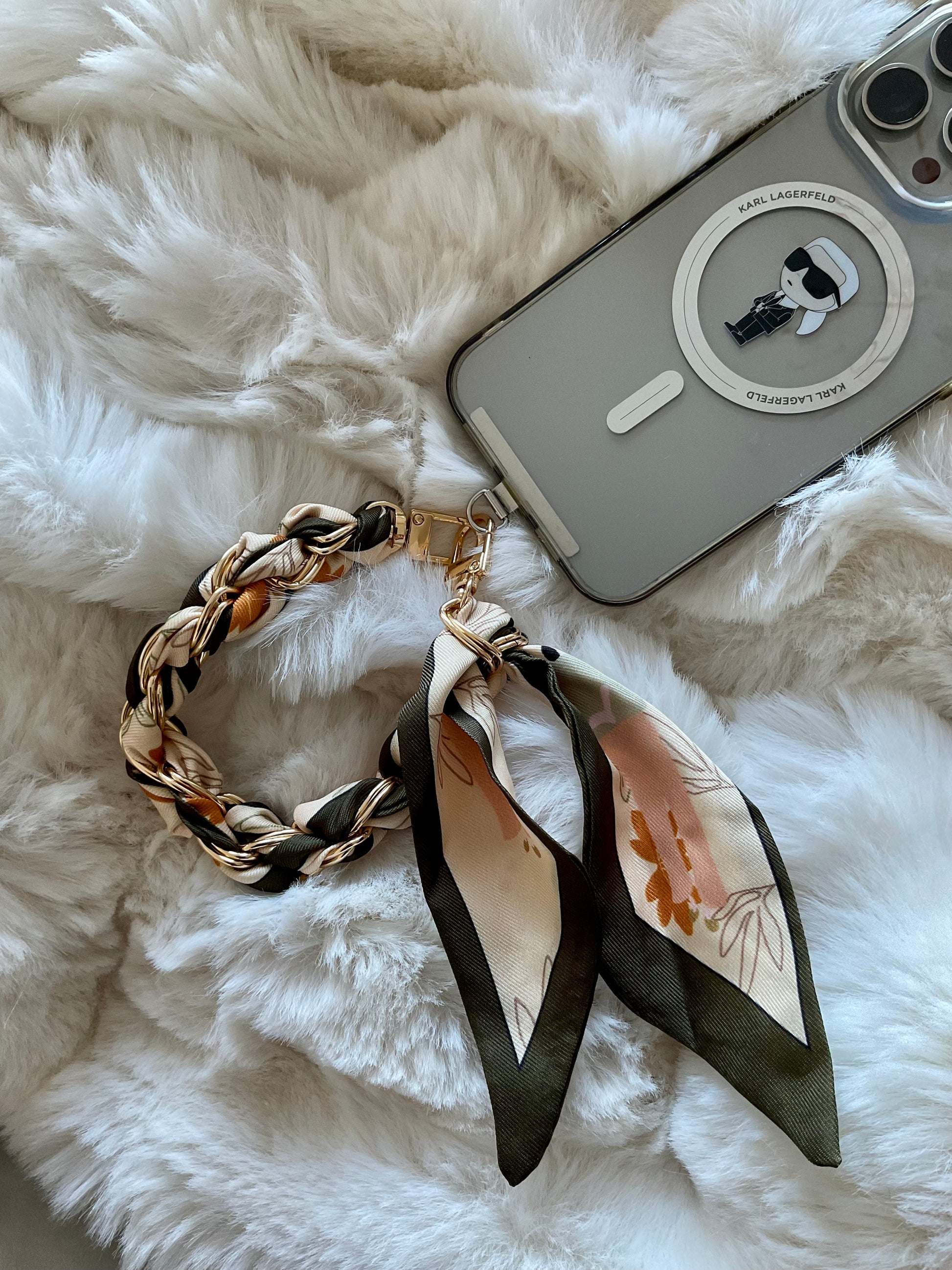 Handy-Accessoire mit Kette und Seidentuch