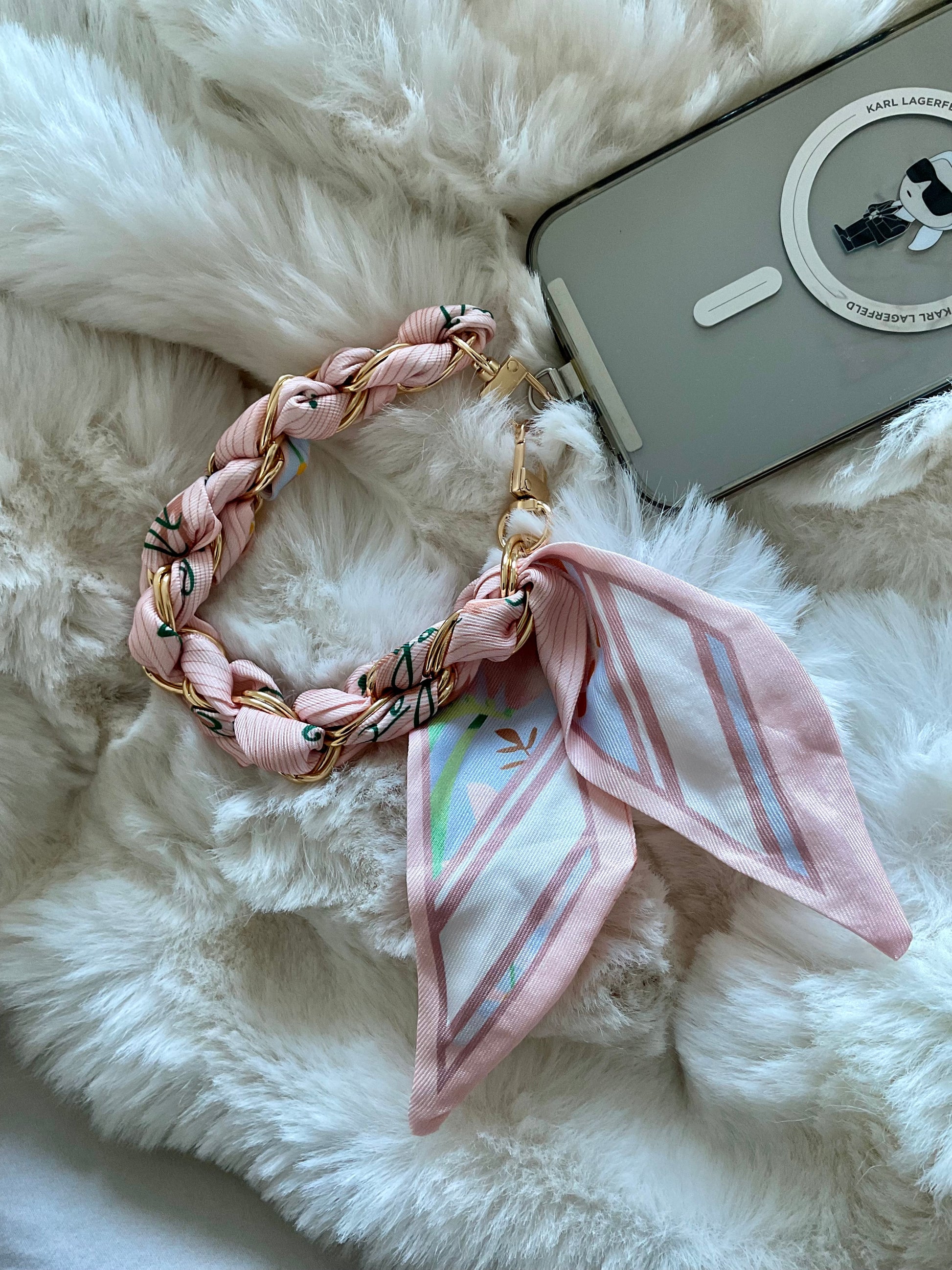 Handy-Accessoire mit Kette und Seidentuch