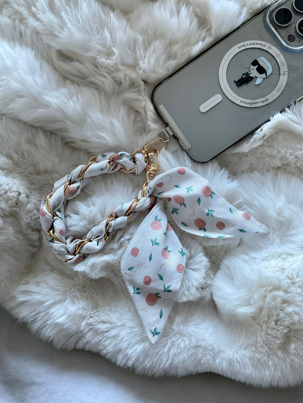 Handy-Accessoire mit Kette und Seidentuch