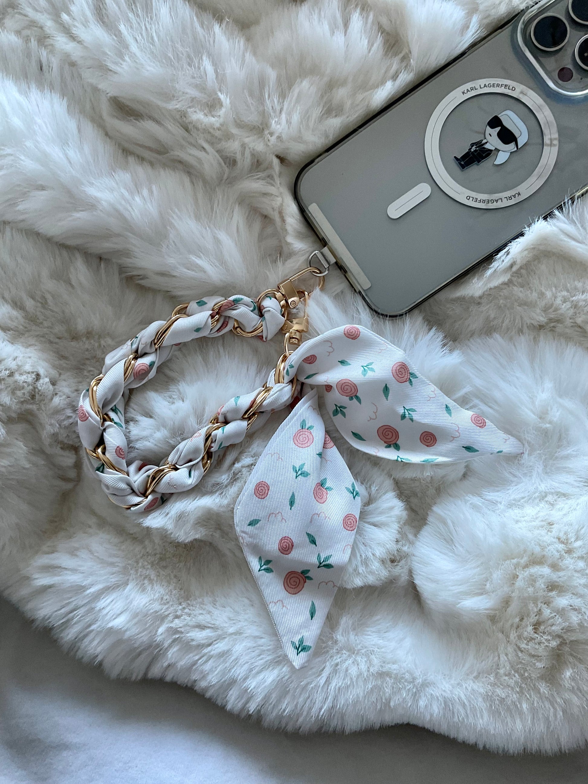 Handy-Accessoire mit Kette und Seidentuch