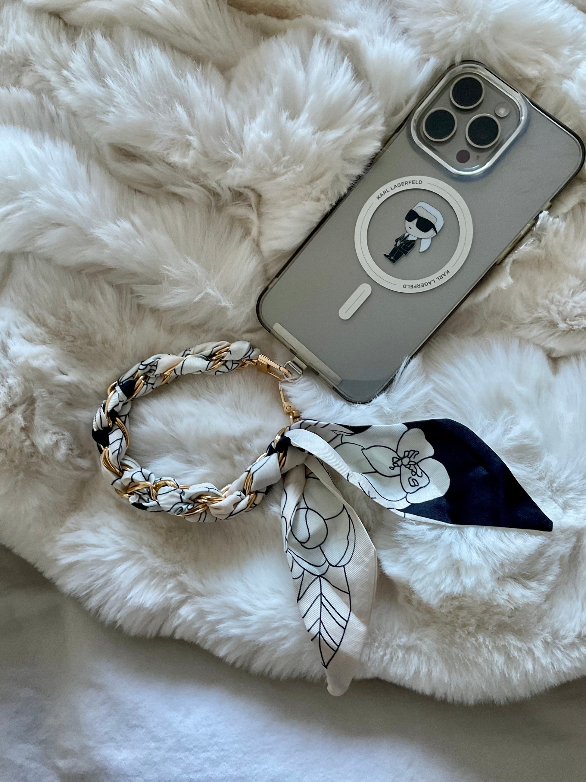 Handy-Accessoire mit Kette und Seidentuch