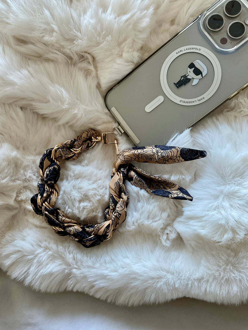 Handy-Accessoire mit Kette und Seidentuch
