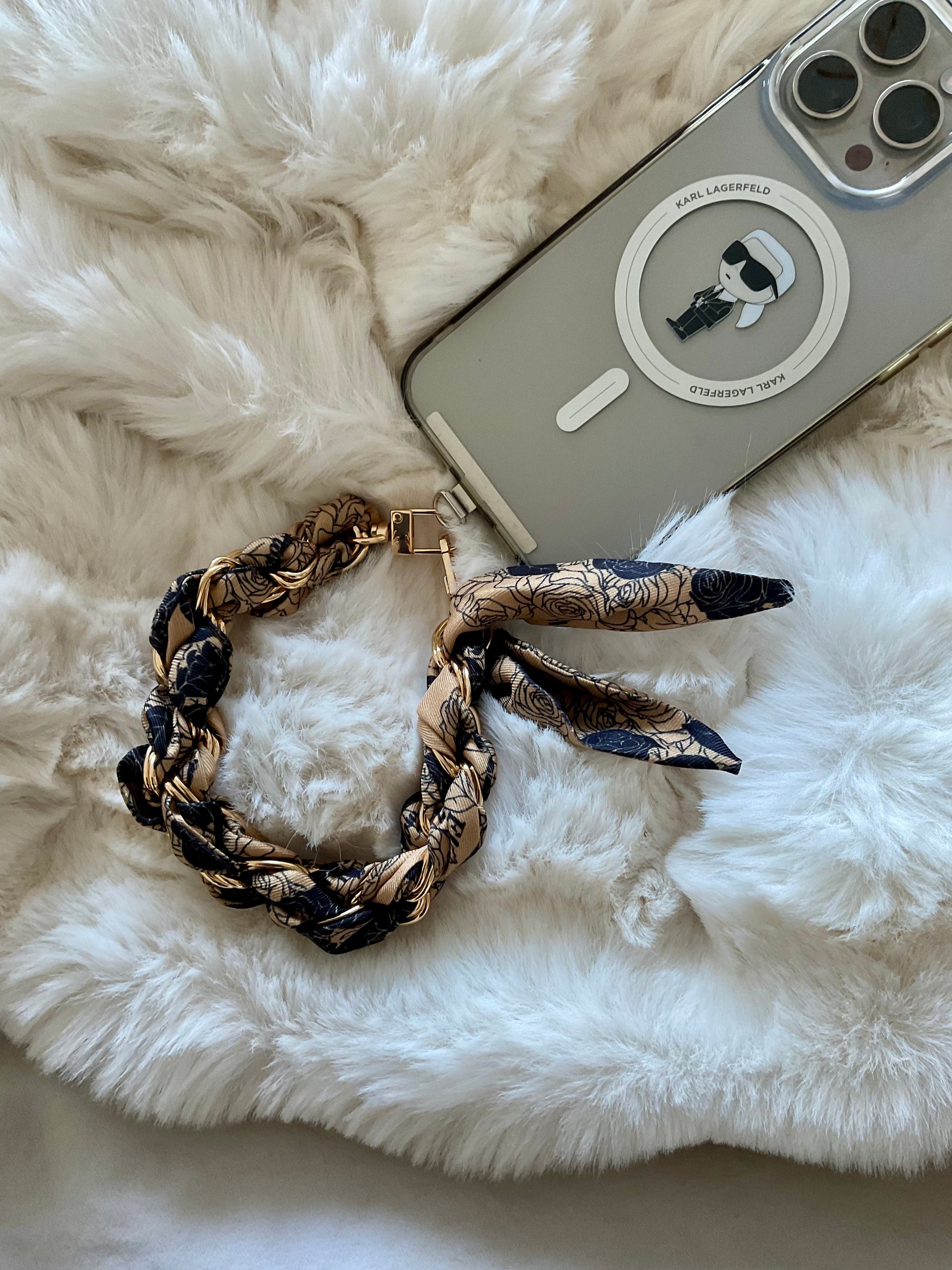Handy-Accessoire mit Kette und Seidentuch