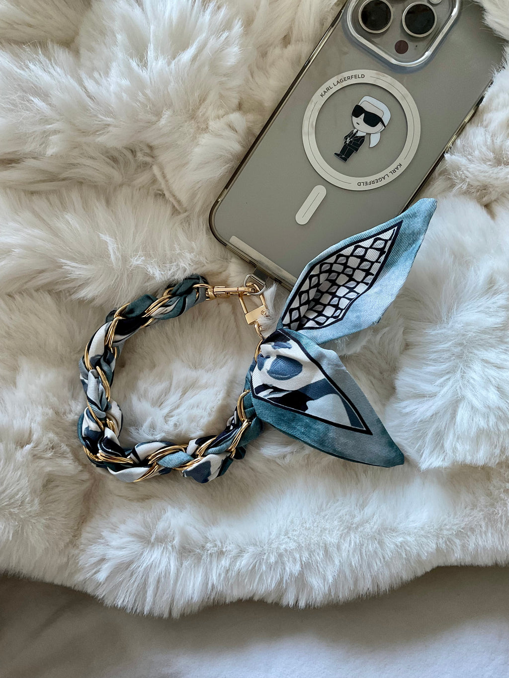 Handy-Accessoire mit Kette und Seidentuch
