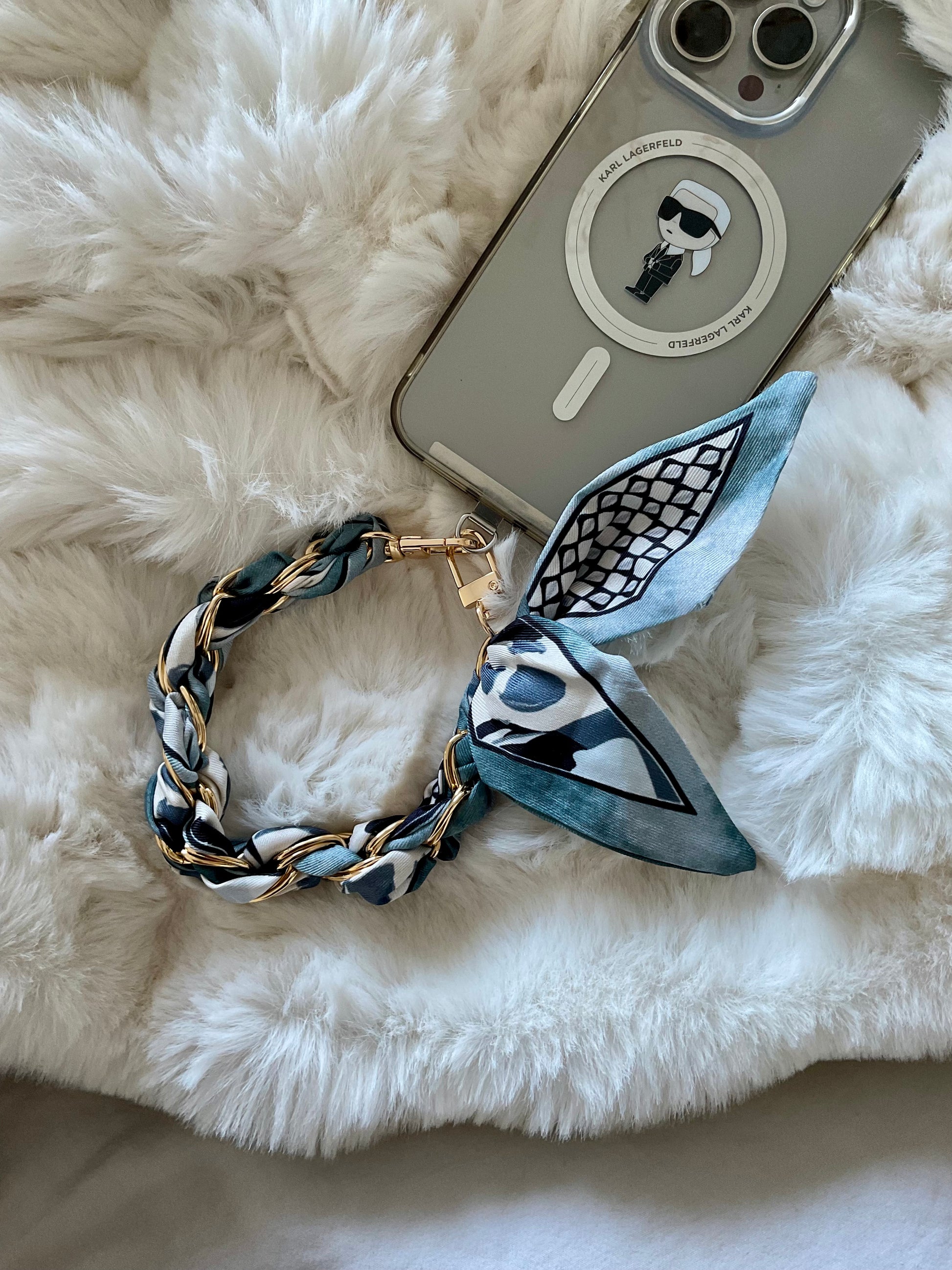 Handy-Accessoire mit Kette und Seidentuch