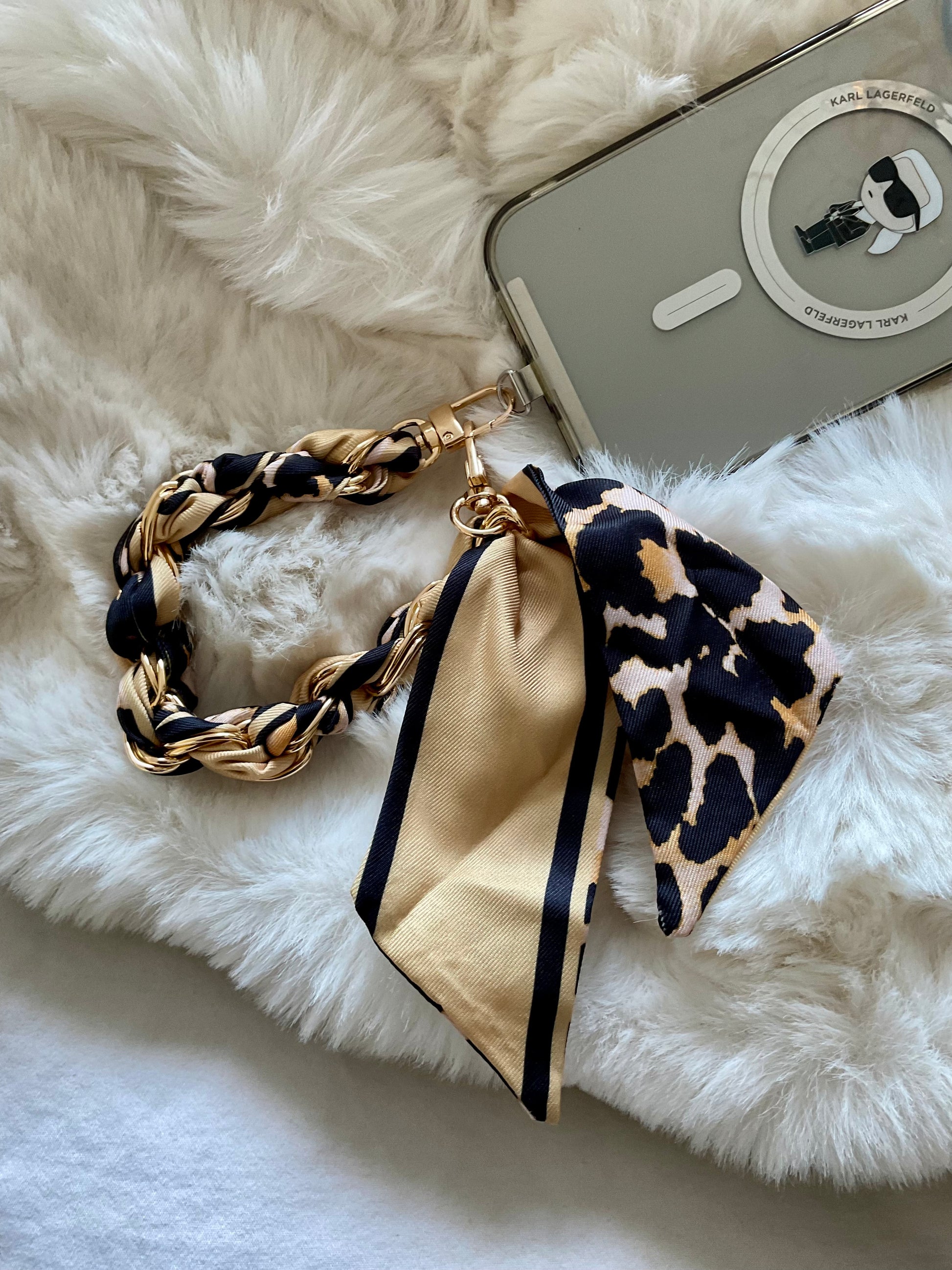 Handy-Accessoire mit Kette und Seidentuch