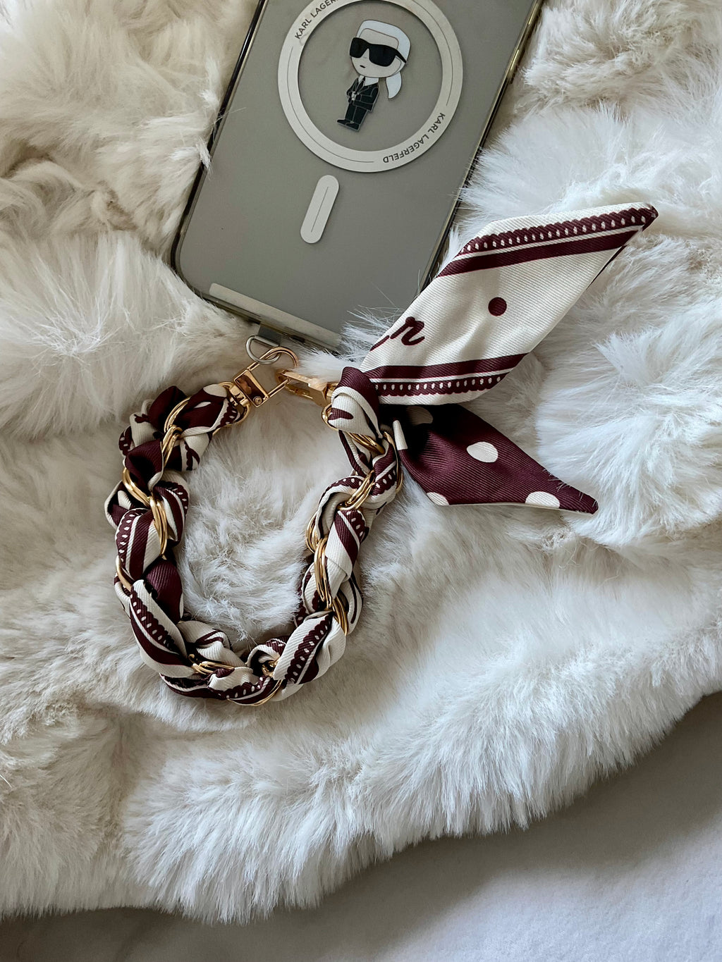 Handy-Accessoire mit Kette und Seidentuch