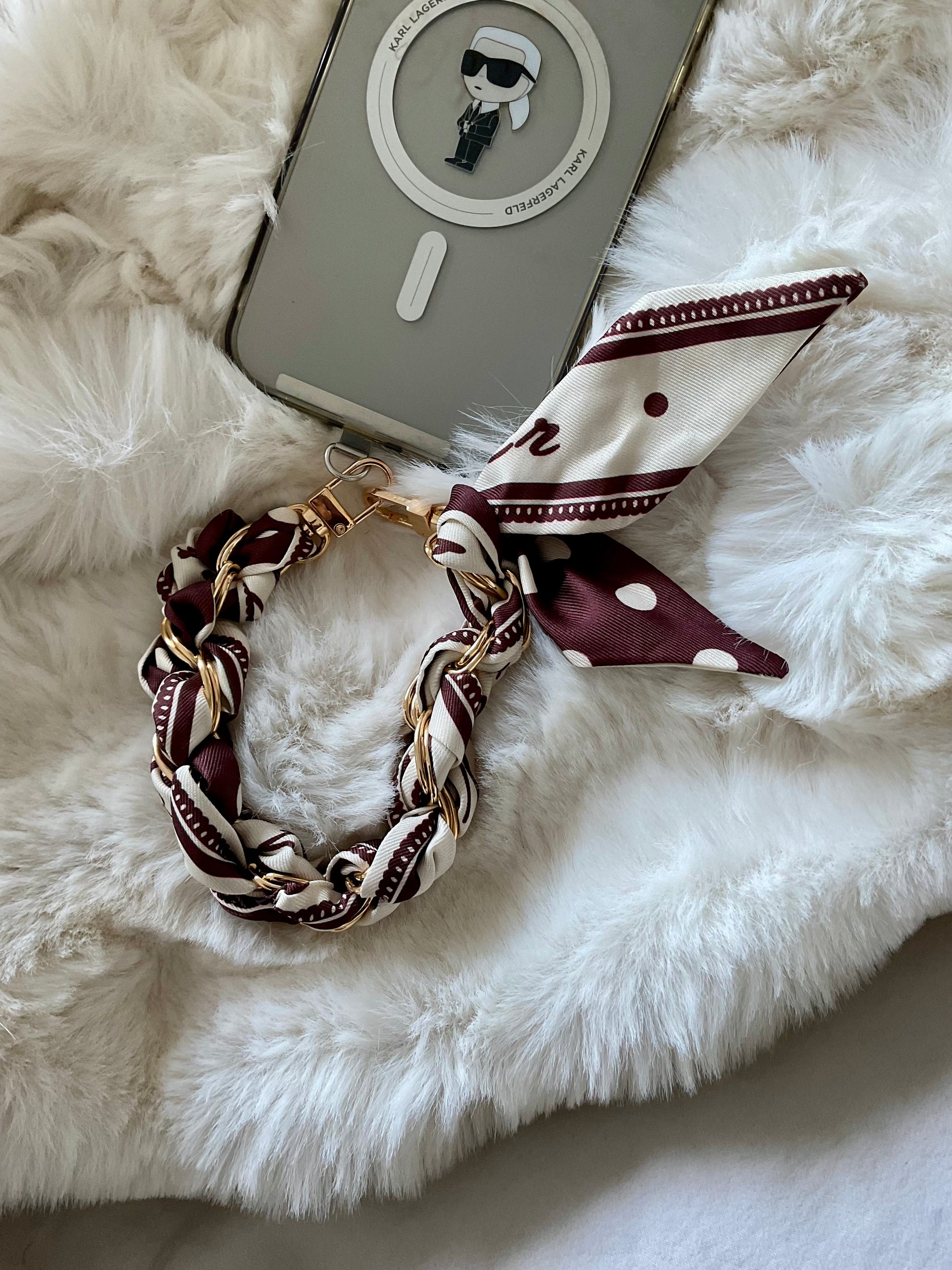 Handy-Accessoire mit Kette und Seidentuch