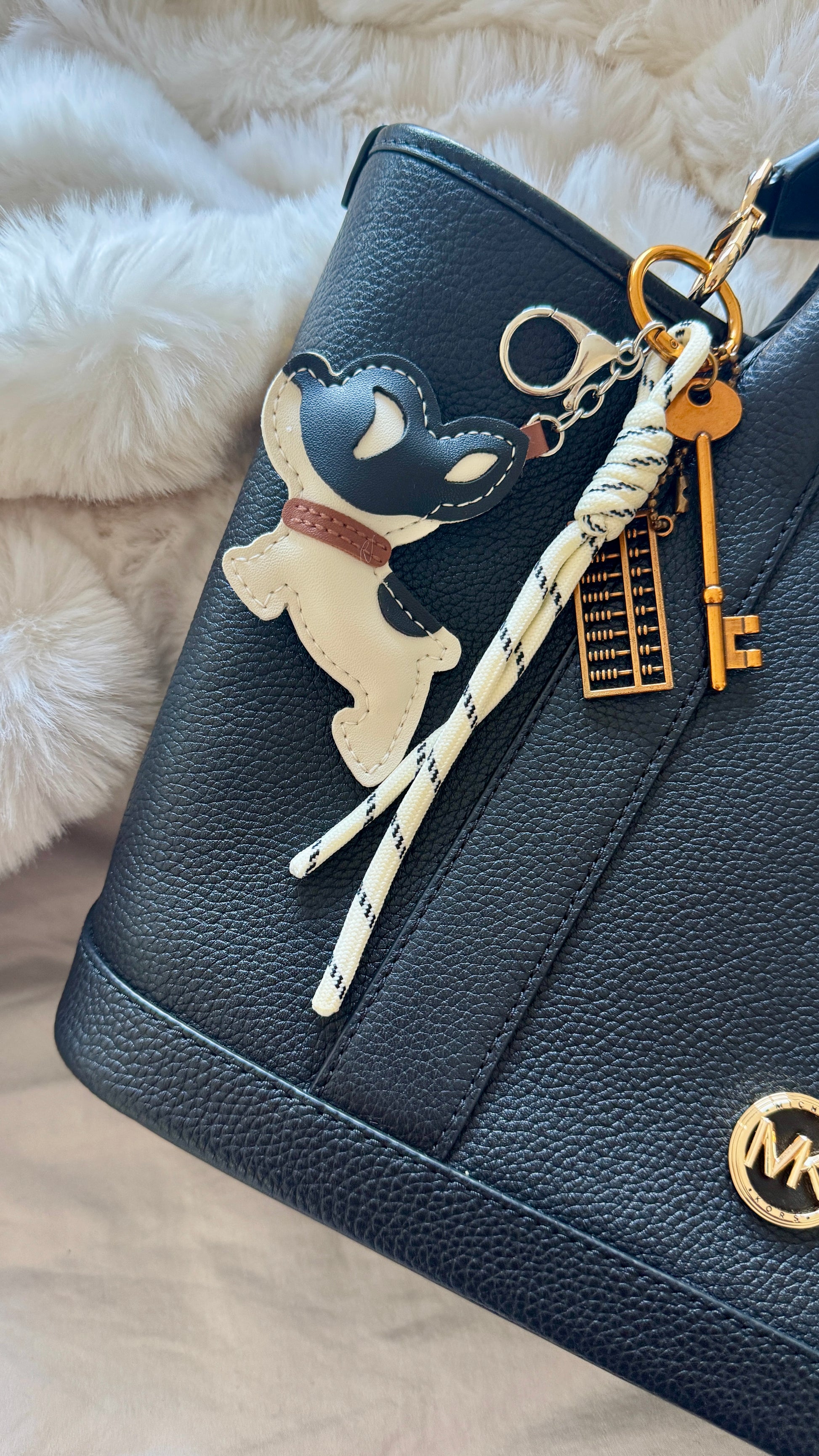 Stylischer Schlüssel- Taschenanhänger mit Hundemotiv