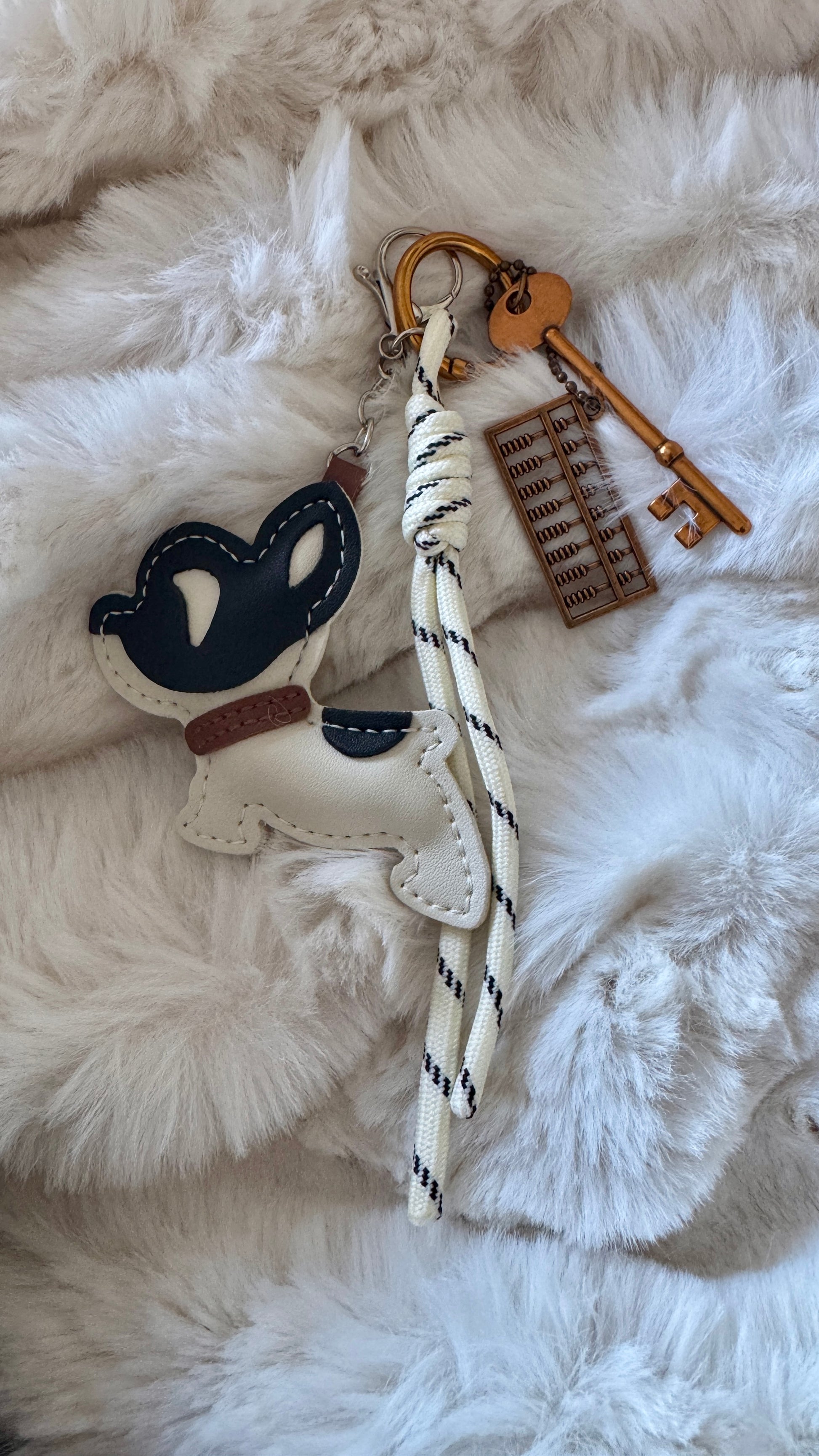 Stylischer Schlüssel- Taschenanhänger mit Hundemotiv